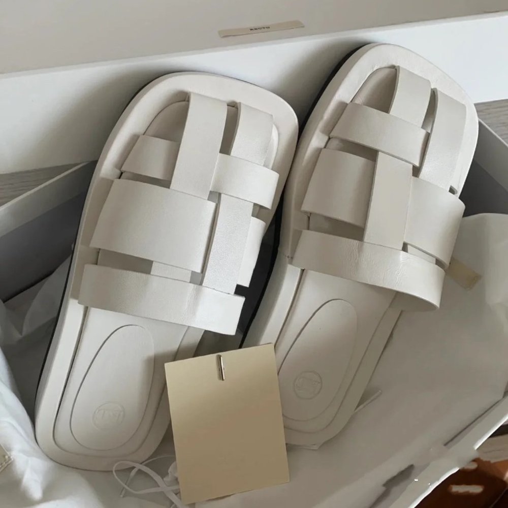 brand new recto sandals